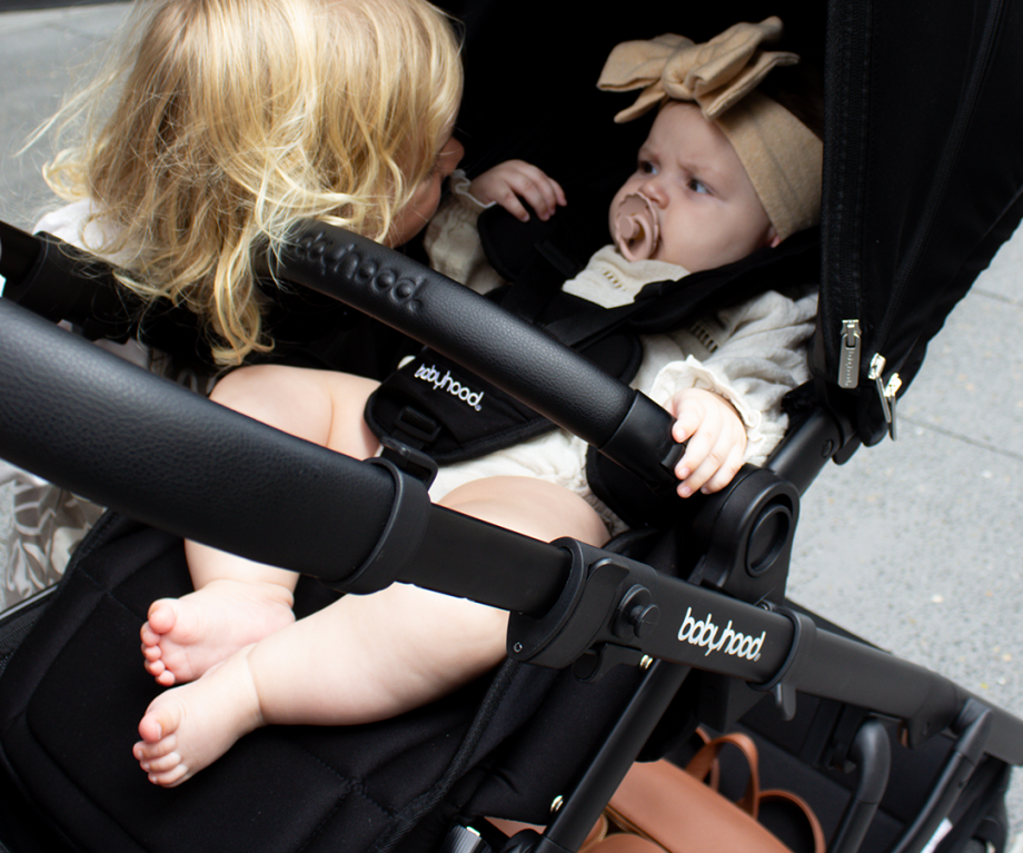 Close-up of babyhood Doppio Plus stroller single seat with bassinet.